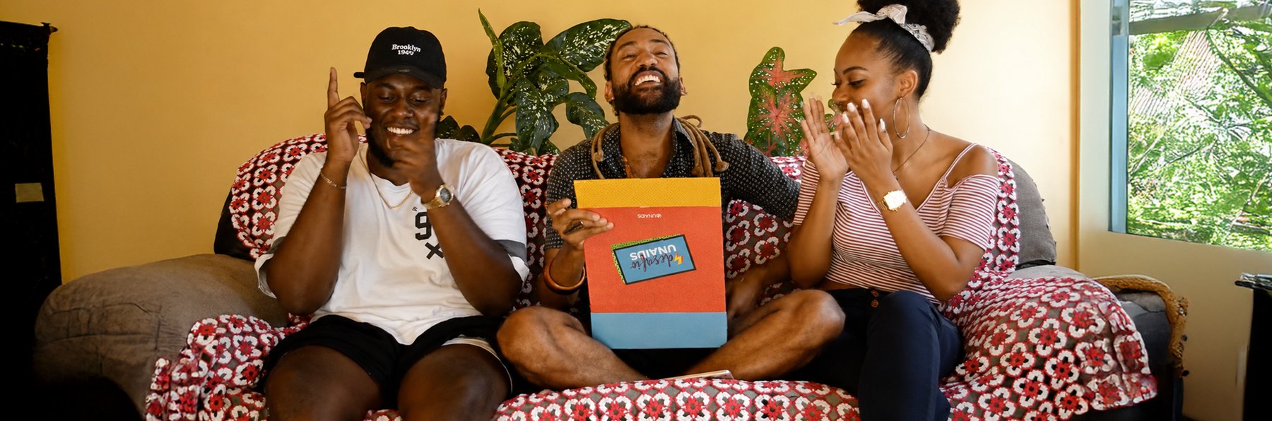 Two creators opening the Desafio UNAIDS box on camera